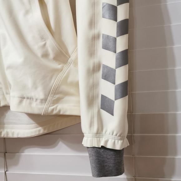 Lululemon Feelin’ Frosty Softshell Jacket - Picture 5 of 13